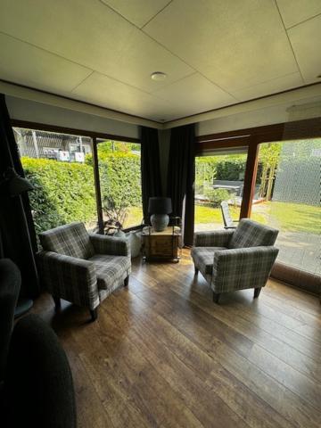Dubbele Chalet Op Recreatiepark Topparken Op De Veluwe In Beekbergen Met Grote Vrije Tuin En Eigen Parkeerplaats Luaran gambar
