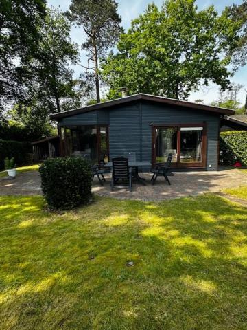 Dubbele Chalet Op Recreatiepark Topparken Op De Veluwe In Beekbergen Met Grote Vrije Tuin En Eigen Parkeerplaats Luaran gambar