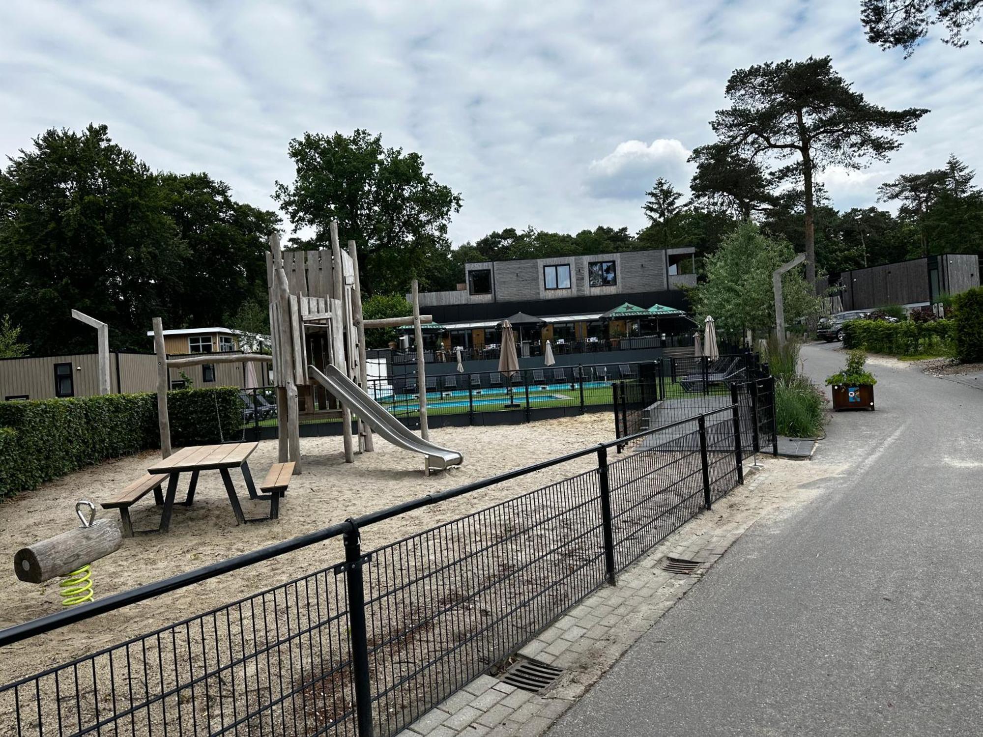 Dubbele Chalet Op Recreatiepark Topparken Op De Veluwe In Beekbergen Met Grote Vrije Tuin En Eigen Parkeerplaats Luaran gambar
