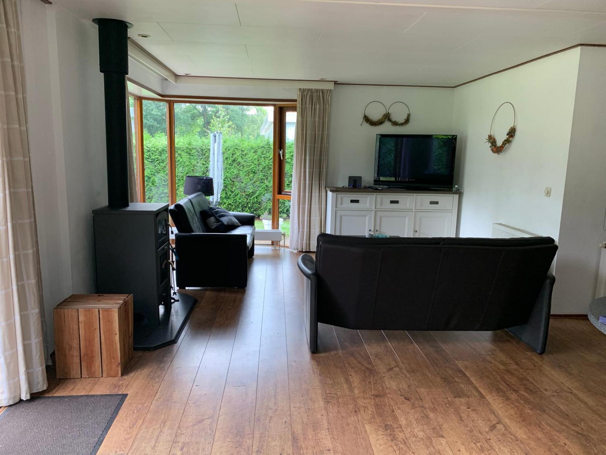 Dubbele Chalet Op Recreatiepark Topparken Op De Veluwe In Beekbergen Met Grote Vrije Tuin En Eigen Parkeerplaats Bilik gambar